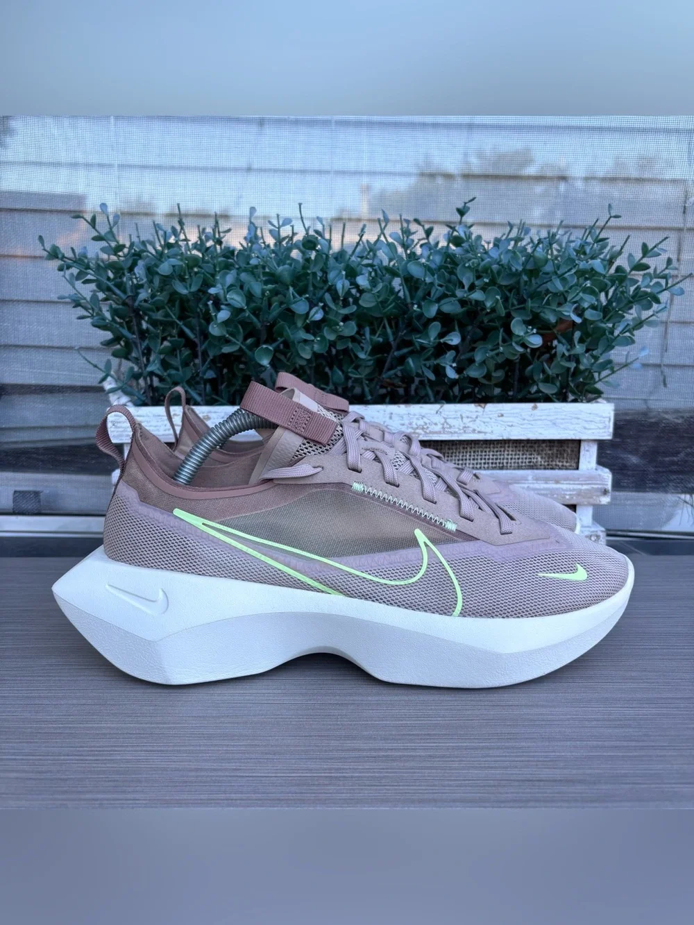 Nike Women's Vista Lite Fossil Stone Size 10 US